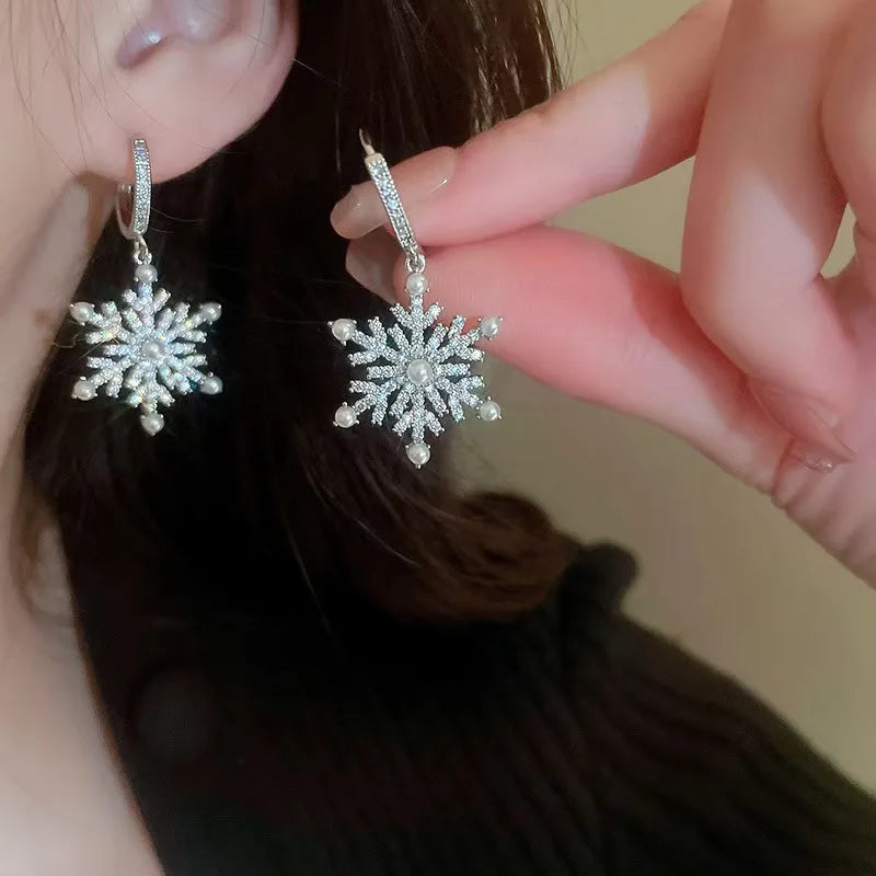 Luxury Sparking Crystal Snowflake Earrings.