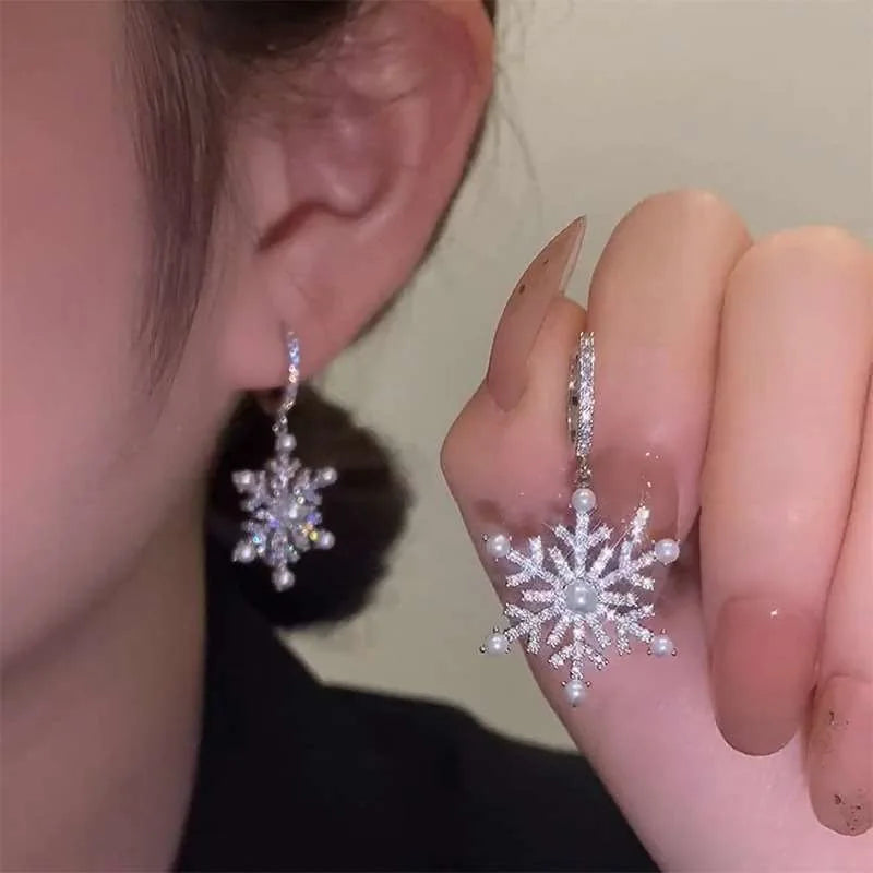 Luxury Sparking Crystal Snowflake Earrings.