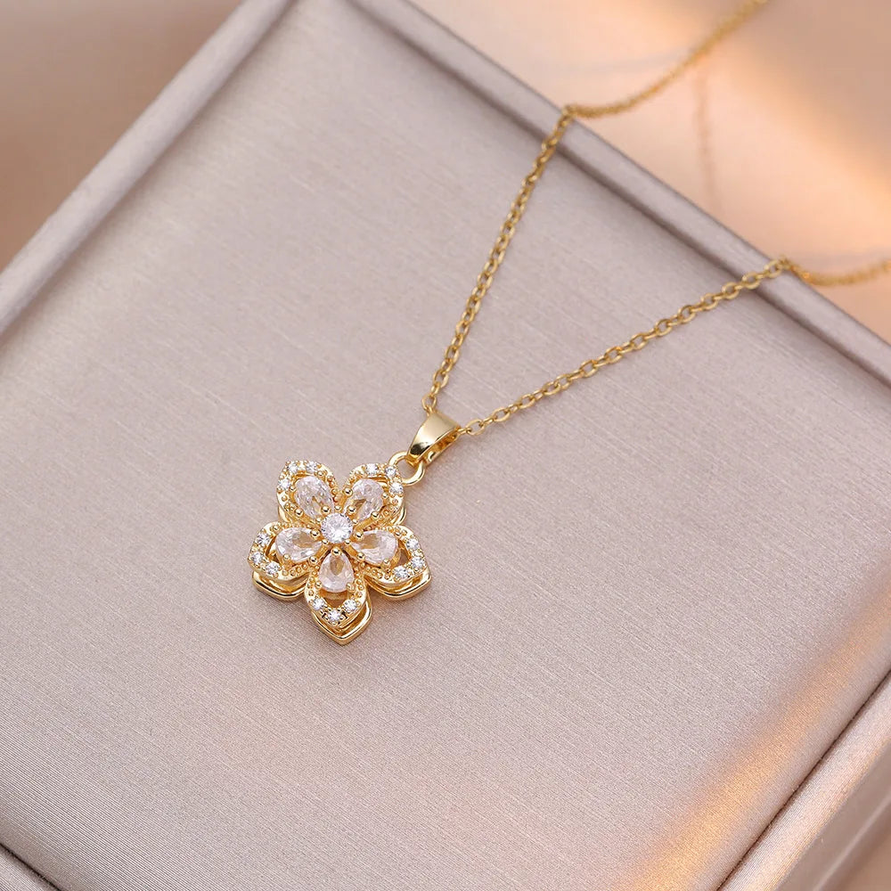 Shiny Romantic Flower Pendant Necklace.