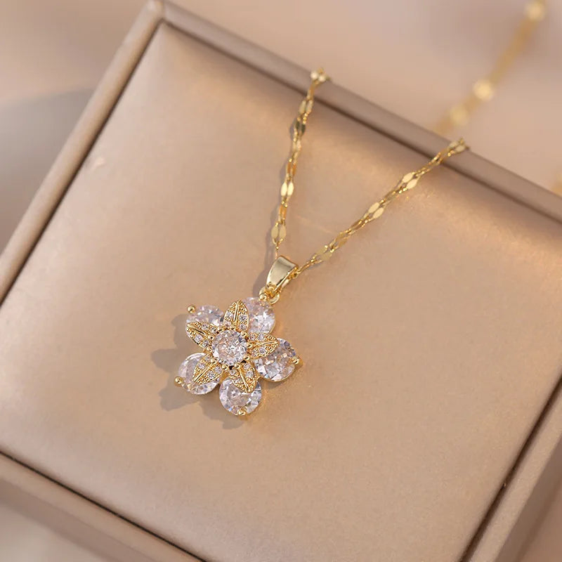 Shiny Romantic Flower Pendant Necklace.