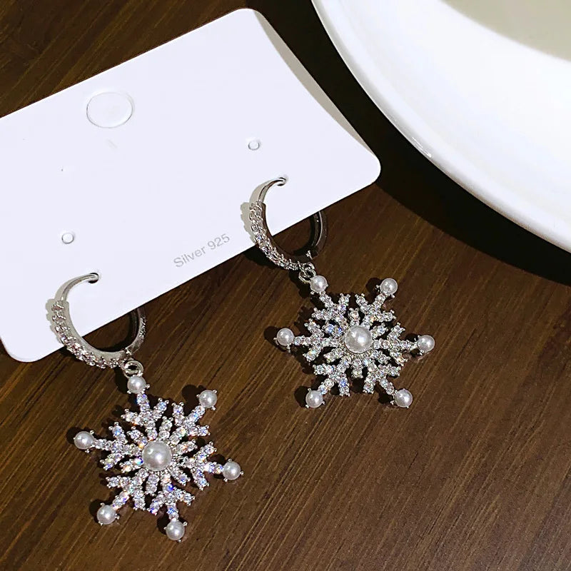 Luxury Sparking Crystal Snowflake Earrings.